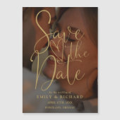 Elegantes Gold Script Foto Hochzeit speichern Magneteinladung (Vorderseite)