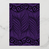 Elegantes Gold Script Lila Lace Halloween Folieneinladung (Rückseite)