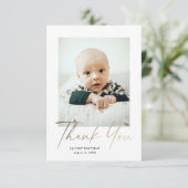 Elegantes Gold Script Petite Baby Foto Dankeskarte (Stehend Vorderseite)