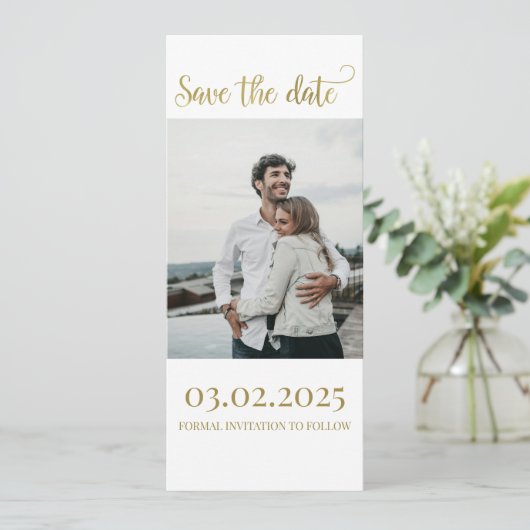 Elegantes Gold Script Save the Date mit Foto Einladung (Stehend Vorderseite)