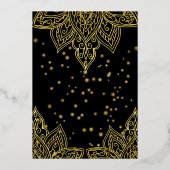 Elegantes Gold Stars Schwarzes Silvester Party Folieneinladung (Rückseite)