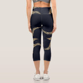 Elegantes Gold Sun Mandala Blauer Nebel Design Capri Leggings (Rückseite)