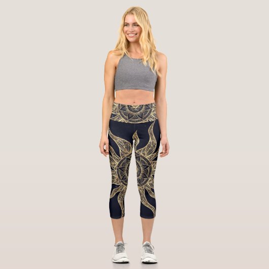 Elegantes Gold Sun Mandala Blauer Nebel Design Capri Leggings (Vorderseite)