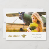 Elegantes Gold Typografy Graduation Cap Foto Ankündigung (Vorderseite)