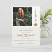 Elegantes Gold Typografy Graduation Cap Foto Einladung (Stehend Vorderseite)