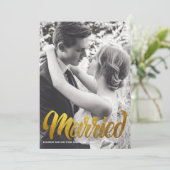 Elegantes Gold Typografy Verheiratet Wedding Foto Einladung (Stehend Vorderseite)