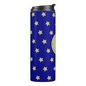 Elegantes Gold- und Blauster-Muster-Monogramm Thermosbecher (Nach links gedreht)