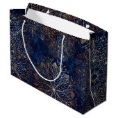 Elegantes Gold- und Dark Blue Floral Mandala Muste Große Geschenktüte (Rückseite Schrägansicht)