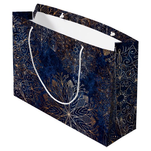 Elegantes Gold- und Dark Blue Floral Mandala Muste Große Geschenktüte (Rückseite Schrägansicht)