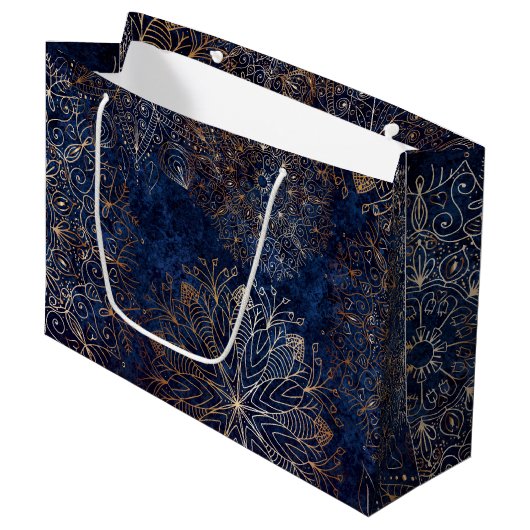 Elegantes Gold- und Dark Blue Floral Mandala Muste Große Geschenktüte (Vorderseite Schrägansicht)