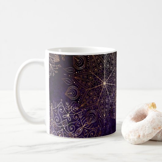 Elegantes Gold und Lila Mandala-Muster Kaffeetasse (Mit Donut)