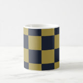 Elegantes Gold- und Navy-Blue-Checkered-Muster Kaffeetasse (Mittel)