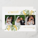 Elegantes Gold Verheiratet & Bright Botanisches Fo Folien Feiertagskarte<br><div class="desc">Die elegante Gold Verheiratet & Bright Botanical Foto Foil Holiday Card feiert mit dieser luxuriösen "Verheiratet & hell" Weihnachtskarte Ihre erste Urlaubssaison. Diese Karte ist so konzipiert, dass sie die Eleganz Ihrer Gewerkschaft widerspiegelt und bietet eine atemberaubende Mischung, die Goldfolie auf Weiß schimmert und eine atemberaubende Kombination schafft, die zeitlos...</div>