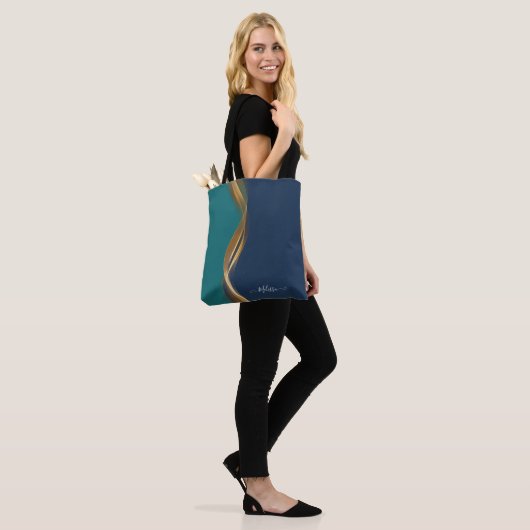 Elegantes Gold Wave Blue Aquamarin mit Name Tasche (Am Model)
