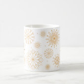 Elegantes Gold Winter Themed Snowflake Monogramm Kaffeetasse (Mittel)