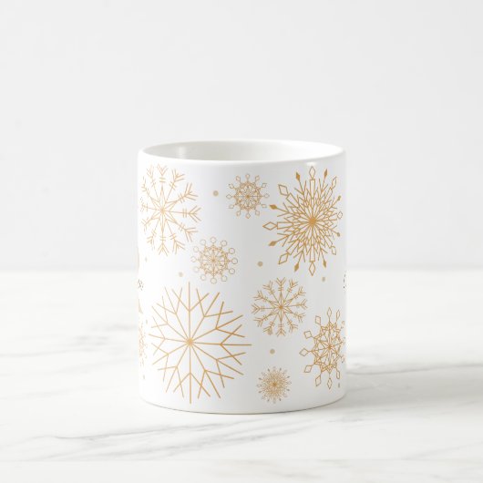Elegantes Gold Winter Themed Snowflake Monogramm Kaffeetasse (Mittel)