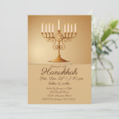 Elegantes Golden Menorah Hanukkah Party Einladung (Stehend Vorderseite)