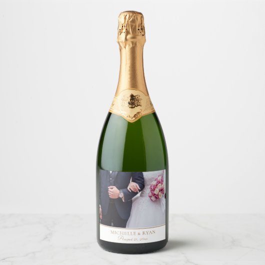 Elegantes Golden Script Wedding Foto Schaumweinetikett (Vorderseite)
