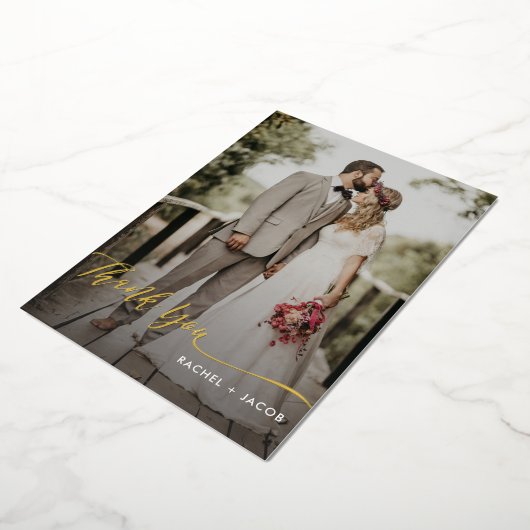 Elegantes Goldenen Foil-Script Einfach 2-Foto Hoch Folieneinladung (Gedreht)