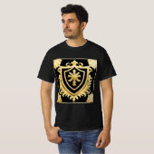 Elegantes goldenes Emblem mit Verziertem Schild T-Shirt (Vorne ganz)