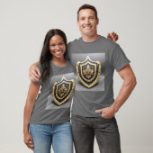 Elegantes goldenes Emblem mit Verziertem Schild T-Shirt (Unisex)