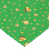 Elegantes goldenes Weihnachtsmuster auf Grün Tischdecke (Schrägansicht)
