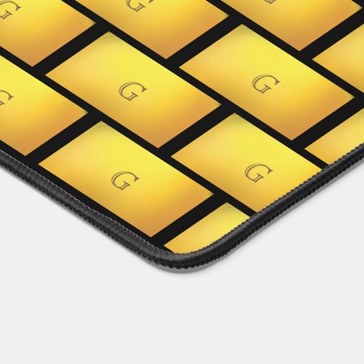 Elegantes Goldmuster und Monogramm auf schwarzer S Schreibtischunterlage (Ecke)