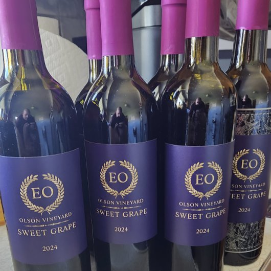 Elegantes Goldrausch auf dem Lila Weinkeller Weinetikett