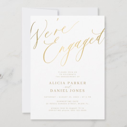 Elegantes Goldskript Wir sind Verlobte Verlobungsp Einladung (Vorderseite)