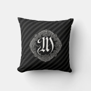Elegantes gothisches Initial M-Zierkissen Kissen