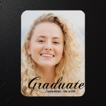 Elegantes Graduate Foto Black Blüht Script Magnet<br><div class="desc">Der Graduate in eleganter schwarzer Kalligrafie über Ihrem Senior Portrait Foto ist eine wunderschöne,  minimalistische Abschluss Ankündigung Magnetkarte. Passen Sie mit Ihrem Namen und High School oder Uni-Klasse von 2025 unter der kursiven Typografie auf diesen klassischen Text Overlay Graduate Magnetkarten.</div>