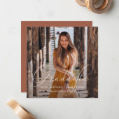 Elegantes Graduate Script Foto Terracotta Mitteilungskarte (Vorderseite/Rückseite Beispiel)