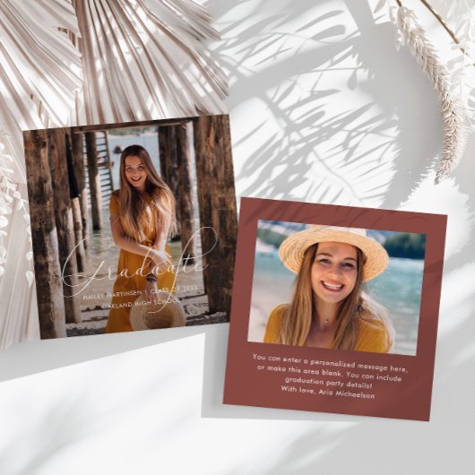 Elegantes Graduate White Script Foto Red Mitteilungskarte