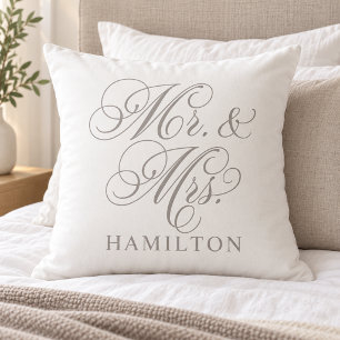 Elegantes Grau Metall Schriftzug Hochzeit Mr und M Kissen