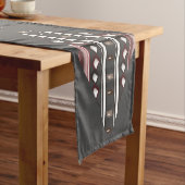 Elegantes, grau-rosa Azteken-Muster Kurzer Tischläufer (Beispiel)