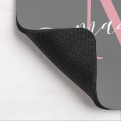 Elegantes graues Rosa Monogramm Modernes Skript Mousepad (Ecke)