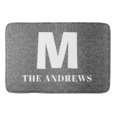 Elegantes graues Tan Custom Monogram Initial Doorm Badematte (Vorderseite)