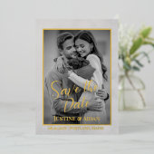 Elegantes Gray-Gold-Script mit Foto Save the Date Folieneinladung (Stehend vorne)