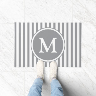 Elegantes Gray Stripes Monogramm Fußmatte