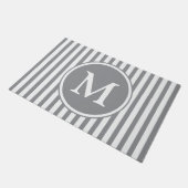 Elegantes Gray Stripes Monogramm Fußmatte (Schrägansicht)