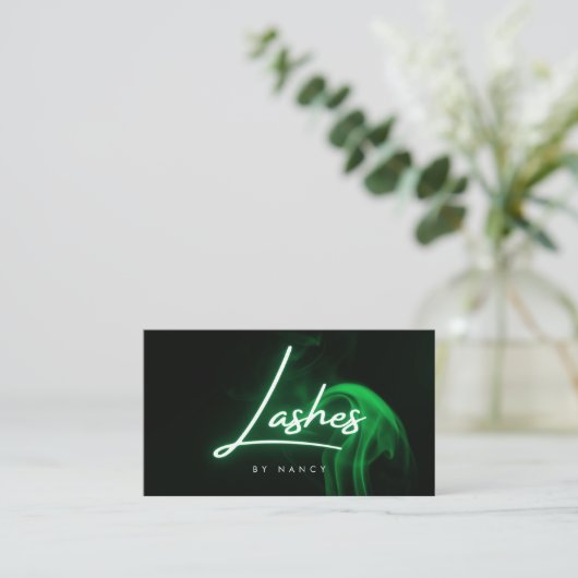 Elegantes Green Neon & Smoke Lashes Script Visitenkarte (Stehend Vorderseite)
