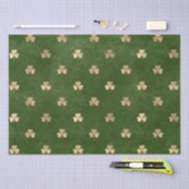 Elegantes Green und Gold Kleeblatt Muster Seidenpapier (Handwerk)