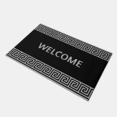 Elegantes griechisches Muster am Schwarzen Türmche Fußmatte (Schrägansicht)