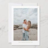 Elegantes Grün und Gold Foto Hochzeit Einladung (Rückseite)