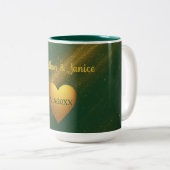 Elegantes Grün- und Goldhochzeitdatum Zweifarbige Tasse (VorderseiteRechts)