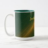 Elegantes Grün- und Goldhochzeitdatum Zweifarbige Tasse (Links)