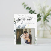 Elegantes grünes Blätter QR Code Foto Save the Dat Ankündigungspostkarte (Stehend Vorderseite)