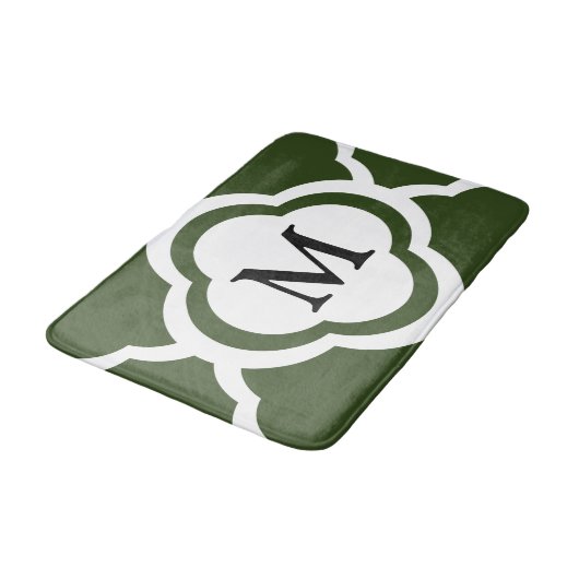 Elegantes grünes Quatrefolienmonogramm Badematte (Schrägansicht)