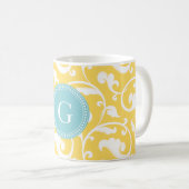 Elegantes gürtelgelbes Blumenmuster Monogramm Kaffeetasse (VorderseiteRechts)