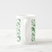 Elegantes gürtelgrünes Blumenmuster Monogramm Porzellantasse (Rückseite)